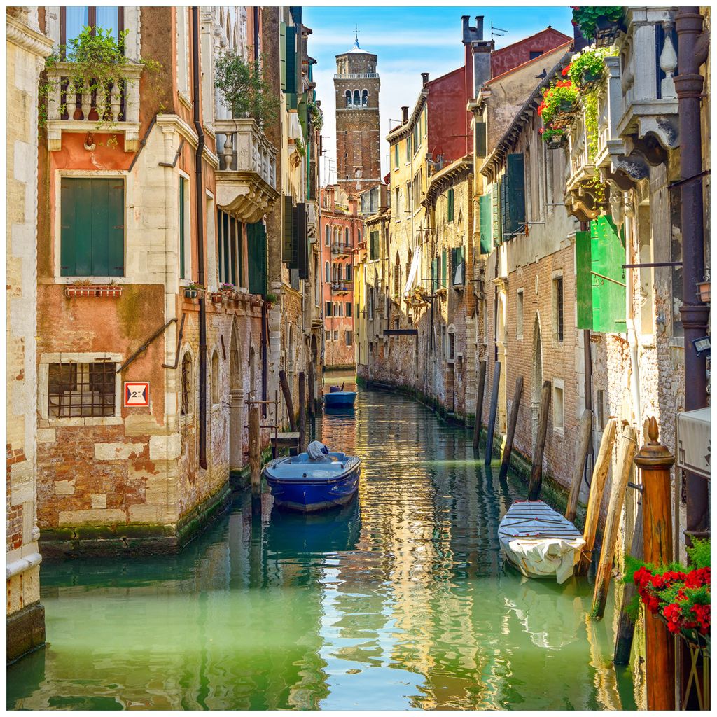 Wallario Premium Glasbild, freischwebende Optik, kräftige Farben, Größe 50 x 50 cm Motiv Urlaub in Venedig Kanal zwischen bunten Häusern