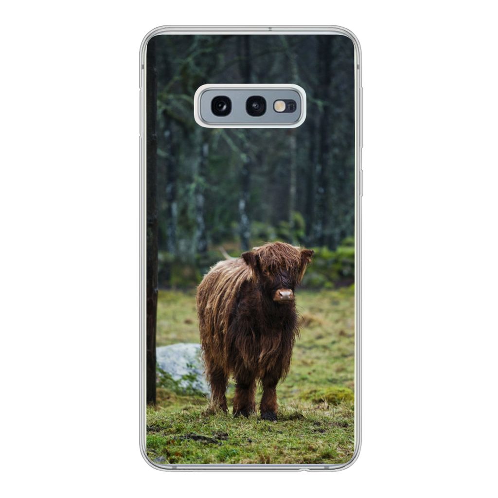 MuchoWow Handyhülle Schutzhülle Hülle für Samsung Galaxy S10e Schottischer Hochländer - Wald - Moos Silikon Softcase Handy Hülle - Handy