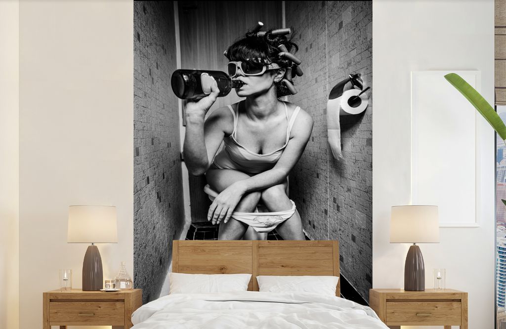 MuchoWow Fototapete für Wohnzimmer oder Schlafzimmer Wandtapete Vinyl Motivtapete Frau - Getränk - Lockenwickler - 140x220 cm - Fototapeten