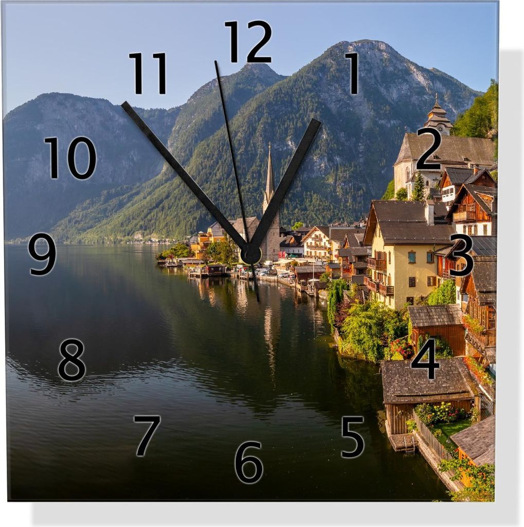 Wallario Design Wanduhr Malerisches Dorf an Bergsee aus Echtglas, Größe 30 x 30 cm
