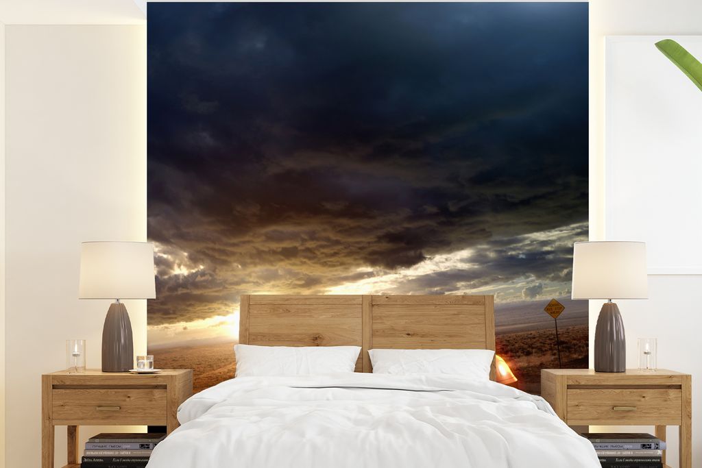 MuchoWow Fototapete für Wohnzimmer oder Schlafzimmer Wandtapete Vinyl Motivtapete Luxussportwagen fährt unter dunklen Wolken - 200x220 cm - Vin...