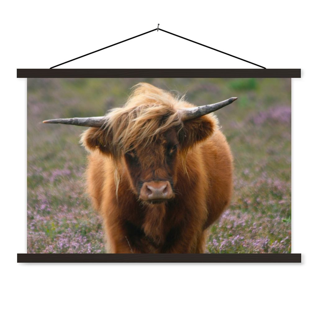 MuchoWow Textilposter Schottische Hochlandbewohner - Heidelandschaft - Tiere 120x80 cm mit schwarzem Rahmen - Wanddeko
