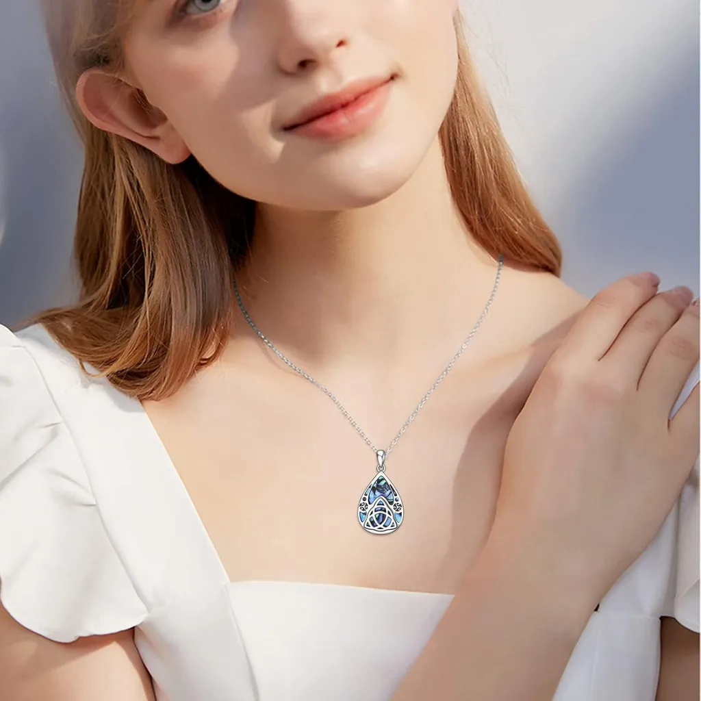 Collana Claddagh in argento sterling con ciondolo a forma di cuore in onice e pietra nera - Italia