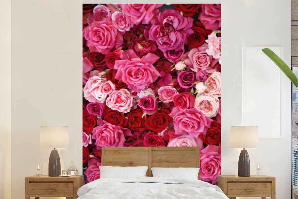 MuchoWow Fototapete für Wohnzimmer oder Schlafzimmer Wandtapete Vinyl Motivtapete Rosa und rote Rosen - 160x240 cm - Vinyltapete
