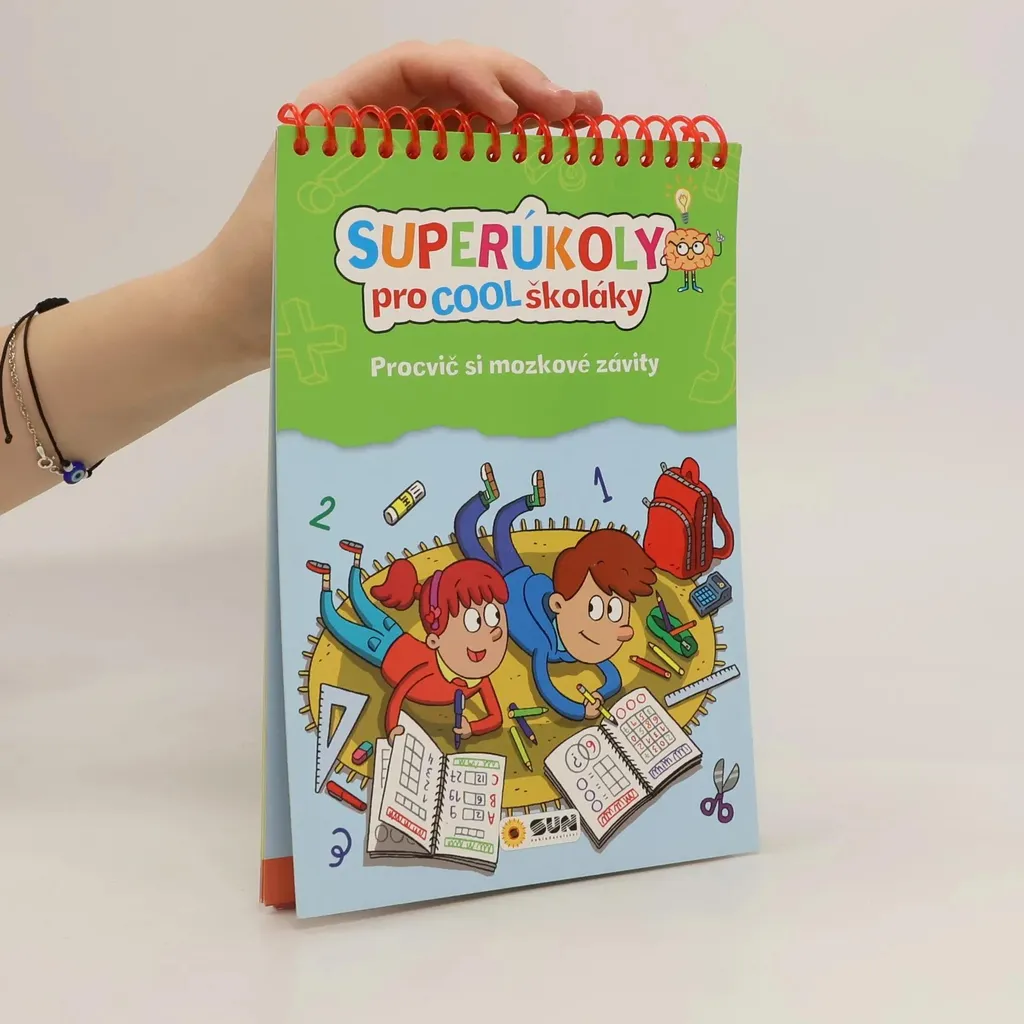 Finis les devoirs difficiles avec le cahier Super úkoly vert ludique