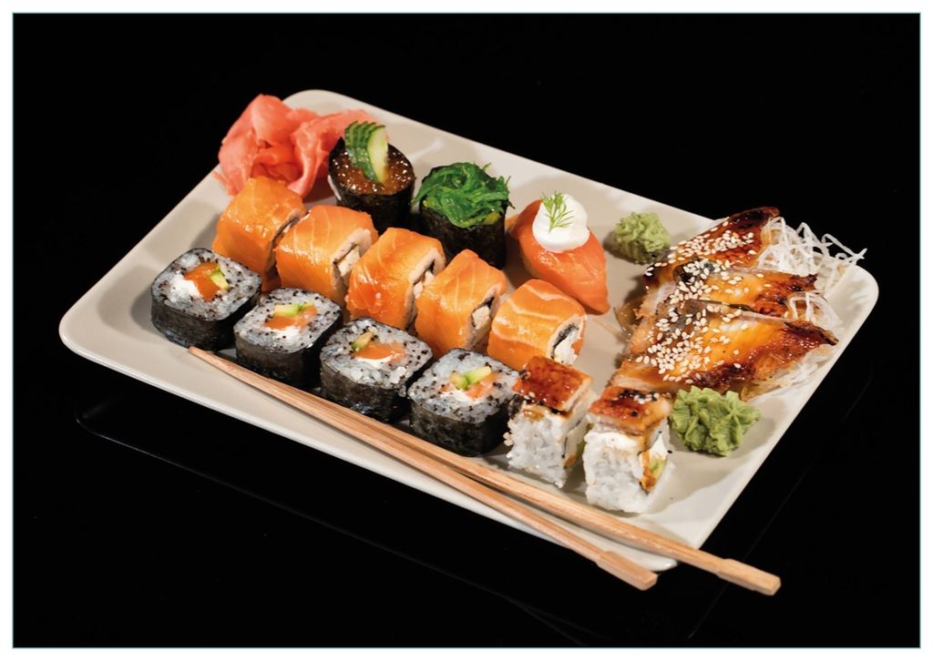 Wallario Premium Glasbild, freischwebende Optik, kräftige Farben, Größe 100 x 70 cm Motiv Sushi-Menü mit Inside-Out Sushi, Nigiri und Wasabi