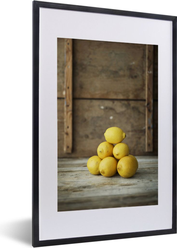 MuchoWow MuchoWow Gerahmtes Poster Stapel gelber Zitronen für einen rustikalen Sarg 40x60 cm - Poster mit zchwarzem Bilderrahmen - Poster in R...