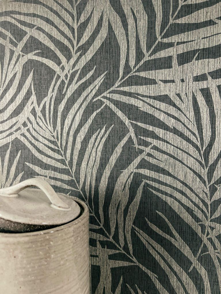 NEWROOM Tapete Grau Vliestapete Dschungel - Mustertapete Modern Silber Anthrazit Palmenblätter Leicht glänzend Blumentapete Tropisch Dschungeltapete