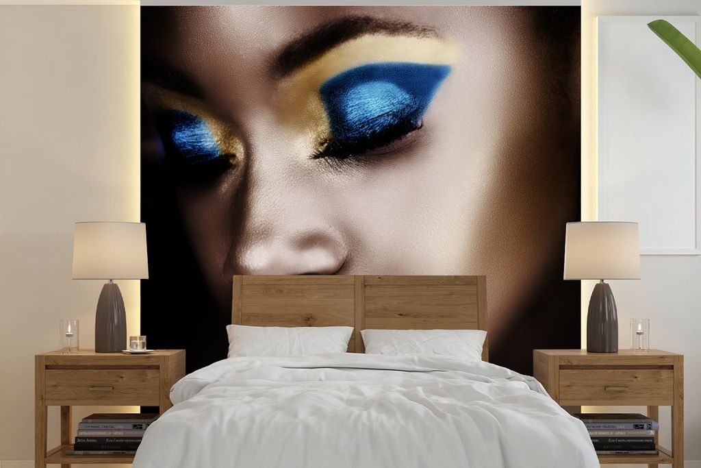 MuchoWow Fototapete für Wohnzimmer oder Schlafzimmer Wandtapete Vinyl Motivtapete Frau - Gold - Lippenstift - 300x300 cm - Wanddekoration