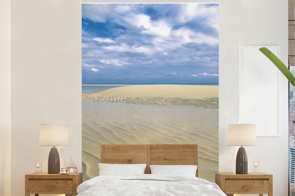 MuchoWow Fototapete für Wohnzimmer oder Schlafzimmer Wandtapete Vinyl Motivtapete Eine gekrönte Schnecke an einem schönen weißen Strand im Lu...