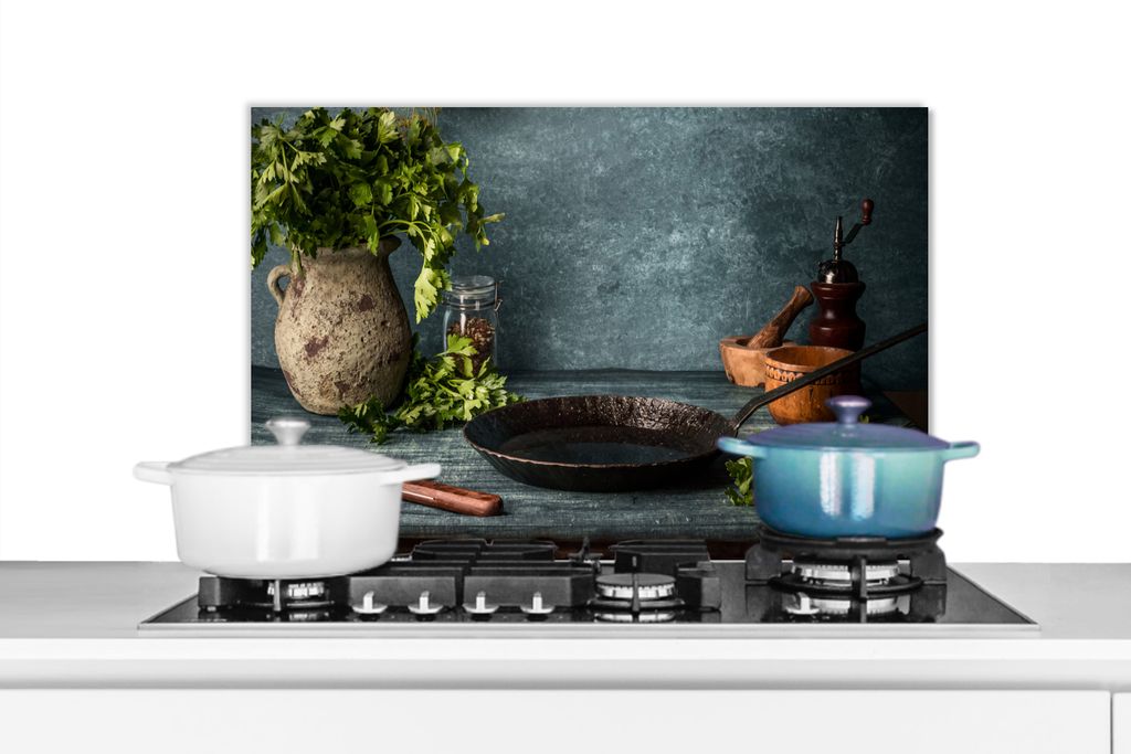 KitchenYeah Spritzschutz Küche - Küchenrückwand - Wandschutz für Herd und Spüle - Kräuter - Gewürze - Pfanne - Messer - Grau - Rustikal 60...