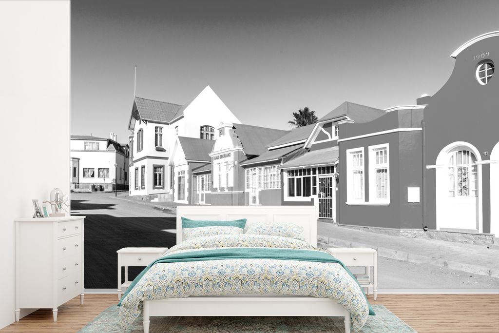 MuchoWow Fototapete für Wohnzimmer oder Schlafzimmer Wandtapete Vinyl Motivtapete Farbenfrohe Häuser in Lüderitz, Namibia - schwarz und weiß ...