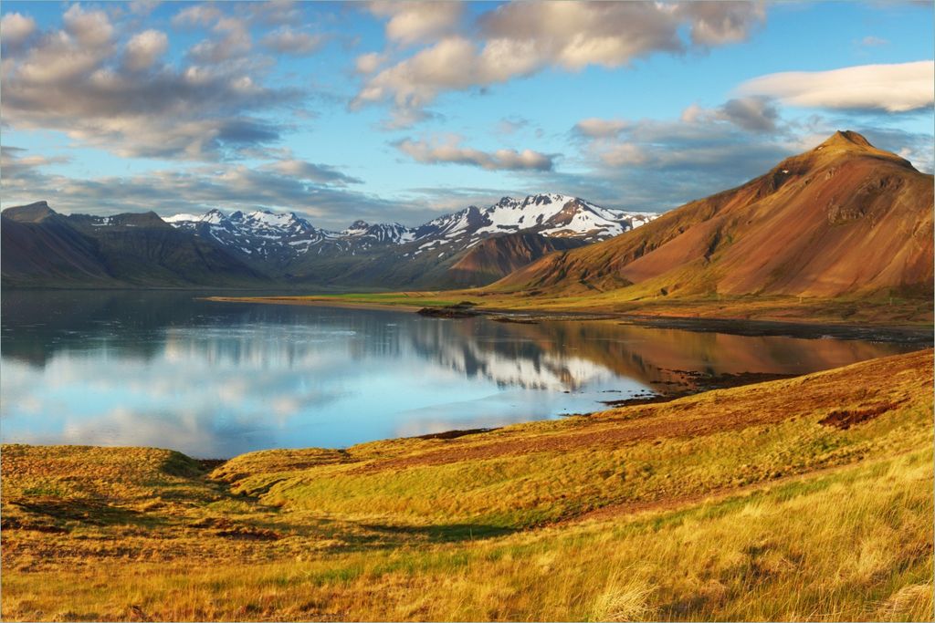 Wallario selbstklebendes Poster - Bergpanorama mit Spiegelung im See, Größe: 61 x 91,50 cm