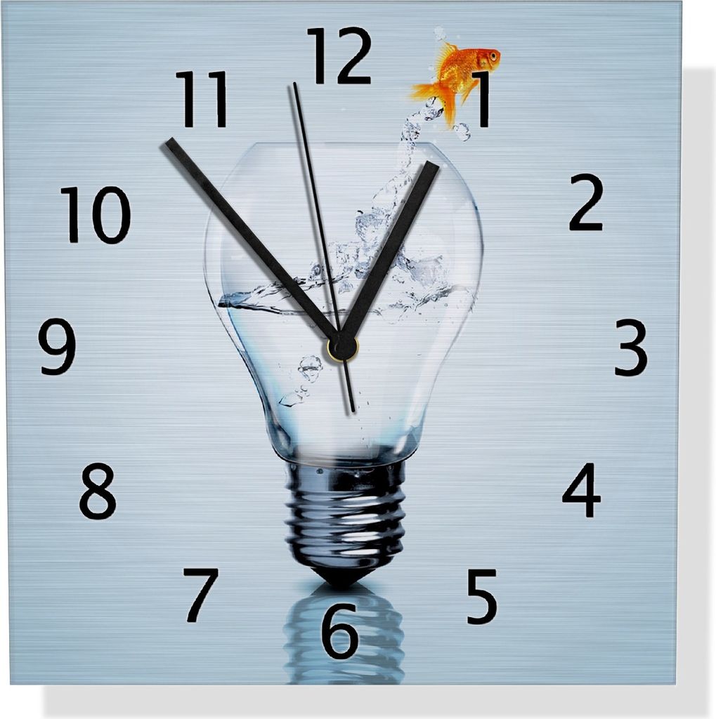 Wallario Design Wanduhr Goldfisch springt aus Aquarium aus Aluverbund, Größe 30 x 30 cm