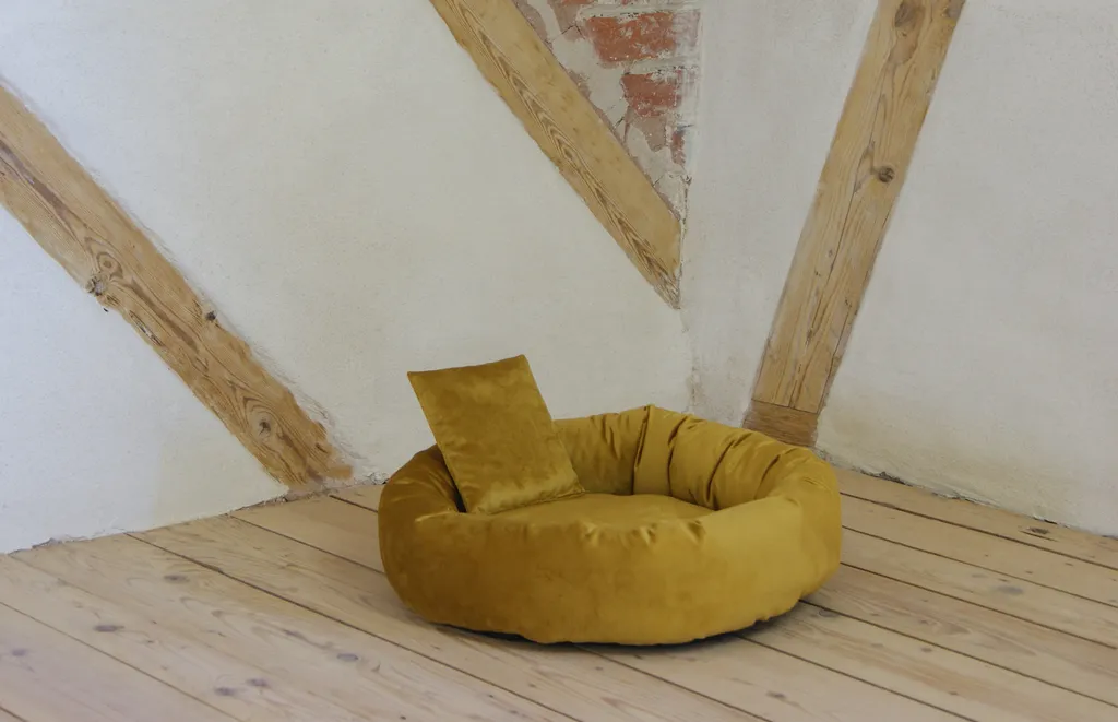Kuschelinsel Velvet L: Il Divano di Lusso Senape per il Tuo Cane