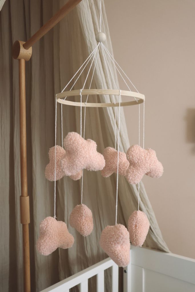 Handgefertigtes baby mobile flauschige Wolken rosa