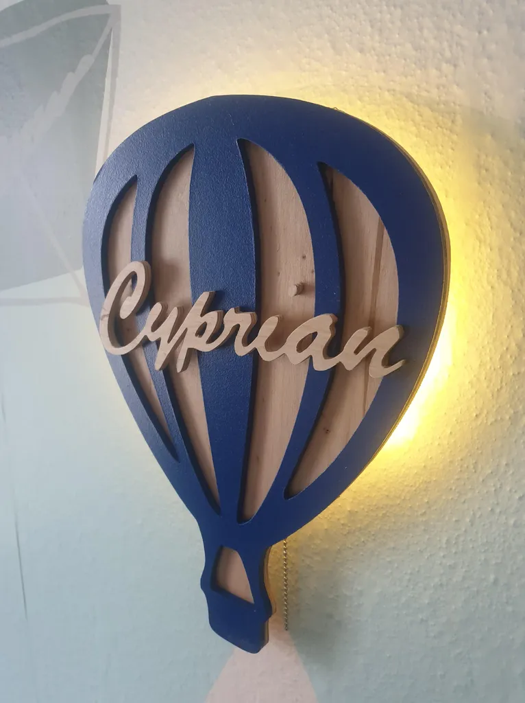 Veilleuse ballon personnalisée avec prénom en bois pour bébé et enfant