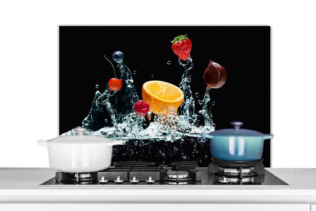 KitchenYeah Spritzschutz Küche - Küchenrückwand - Wandschutz für Herd und Spüle - Wasser - Obst - Orange - Erdbeere - Kirsche - Schwarz 90x6...