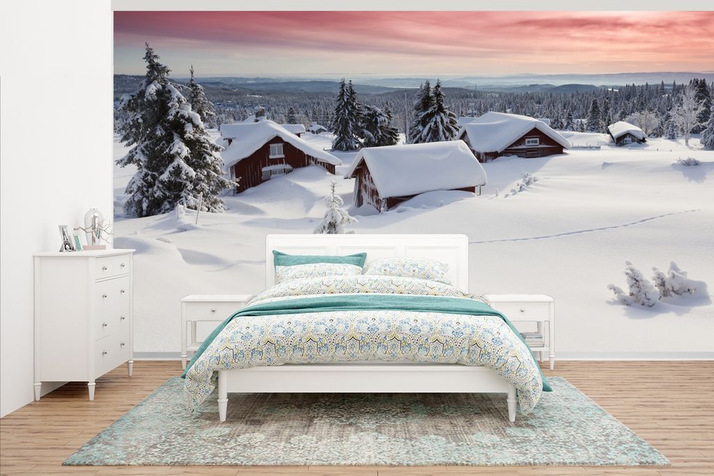 MuchoWow Fototapete für Wohnzimmer oder Schlafzimmer Wandtapete Vinyl Motivtapete Schneebedeckte Blockhütten unter rotem Himmel - 535x300 cm - ...