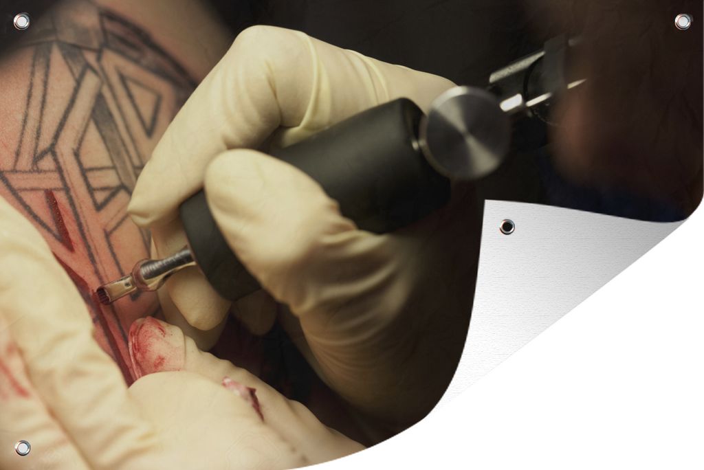 MuchoWow 60x40 cm Outdoor-Poster Gartendeko Sichtschutz Garten Poster für den Garten Eine Nahaufnahme eines Tätowierers