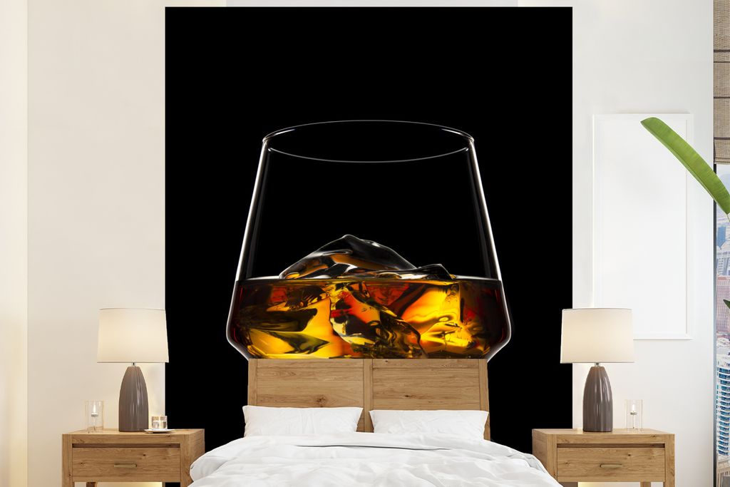 MuchoWow Fototapete für Wohnzimmer oder Schlafzimmer Wandtapete Vinyl Motivtapete Whisky auf reflektierendem schwarzem Hintergrund - 180x220 cm ...