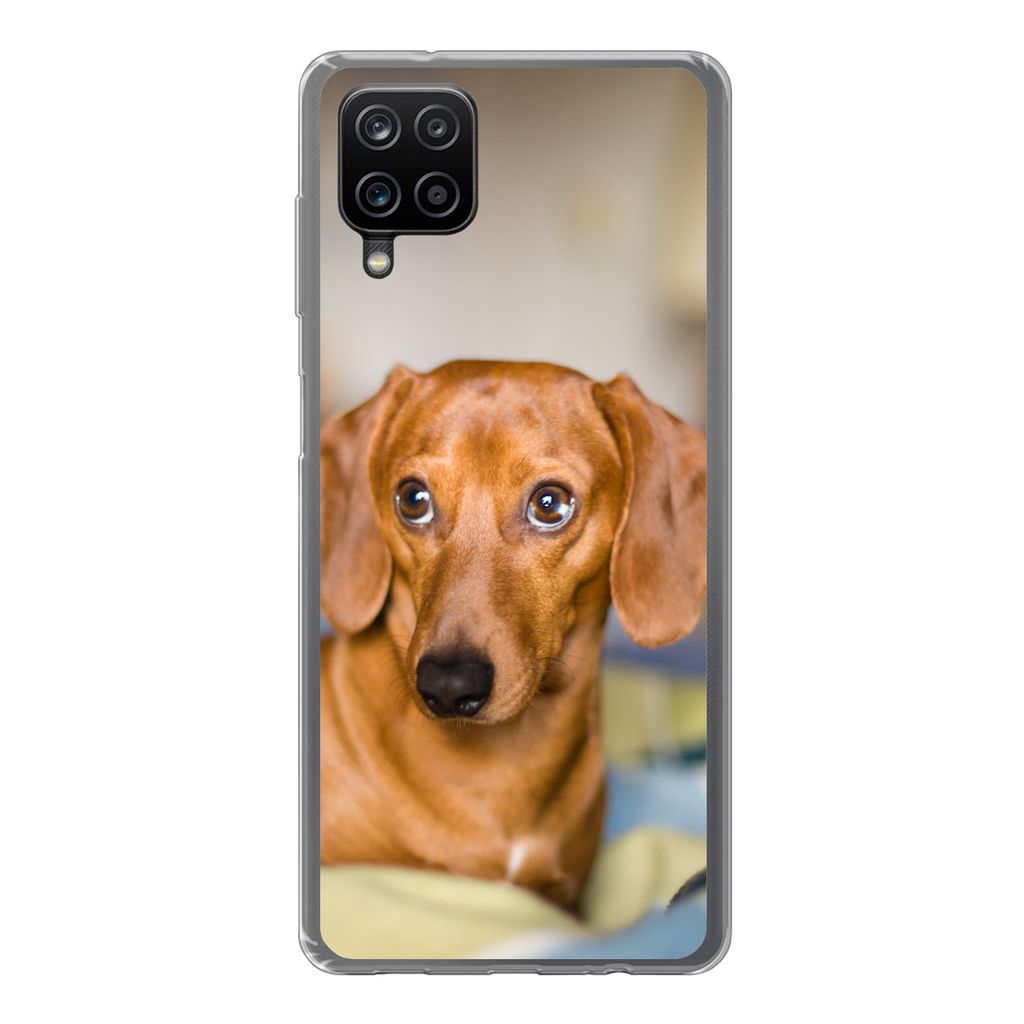 MuchoWow Handyhülle Schutzhülle Hülle für Samsung Galaxy A12 Dackel liegend auf einem Bett Silikon Softcase Handy Hülle - Bild
