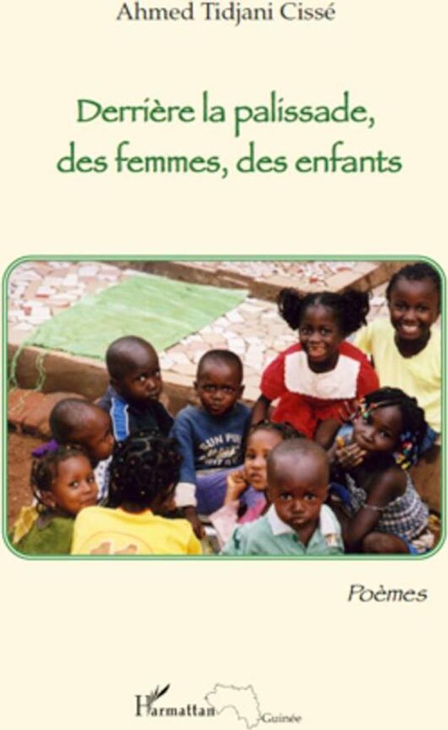 Derrière la palissade, des femmes, des enfants
