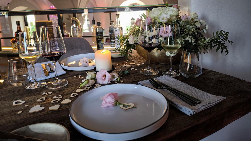 Jochen Schweizer Candle Light Dinner Deluxe im Schloss Raesfeld; Erlebnis verschenken oder selbst erleben; Gutschein gültig für 2 Personen 1 Beg...