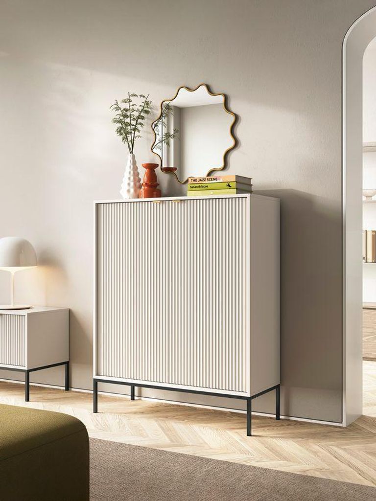 Kommode – Sideboard – Highboard – Kommode mit Türen – K104 – NOVA – Kaschmir – Hoher Stauraumschrank mit feiner Vertikalstruktur