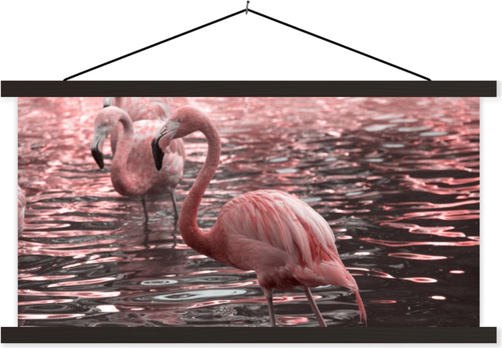 MuchoWow Textilposter Eine Gruppe von Flamingos steht im Wasser 90x45 cm mit schwarzem Rahmen - Klemmleisten