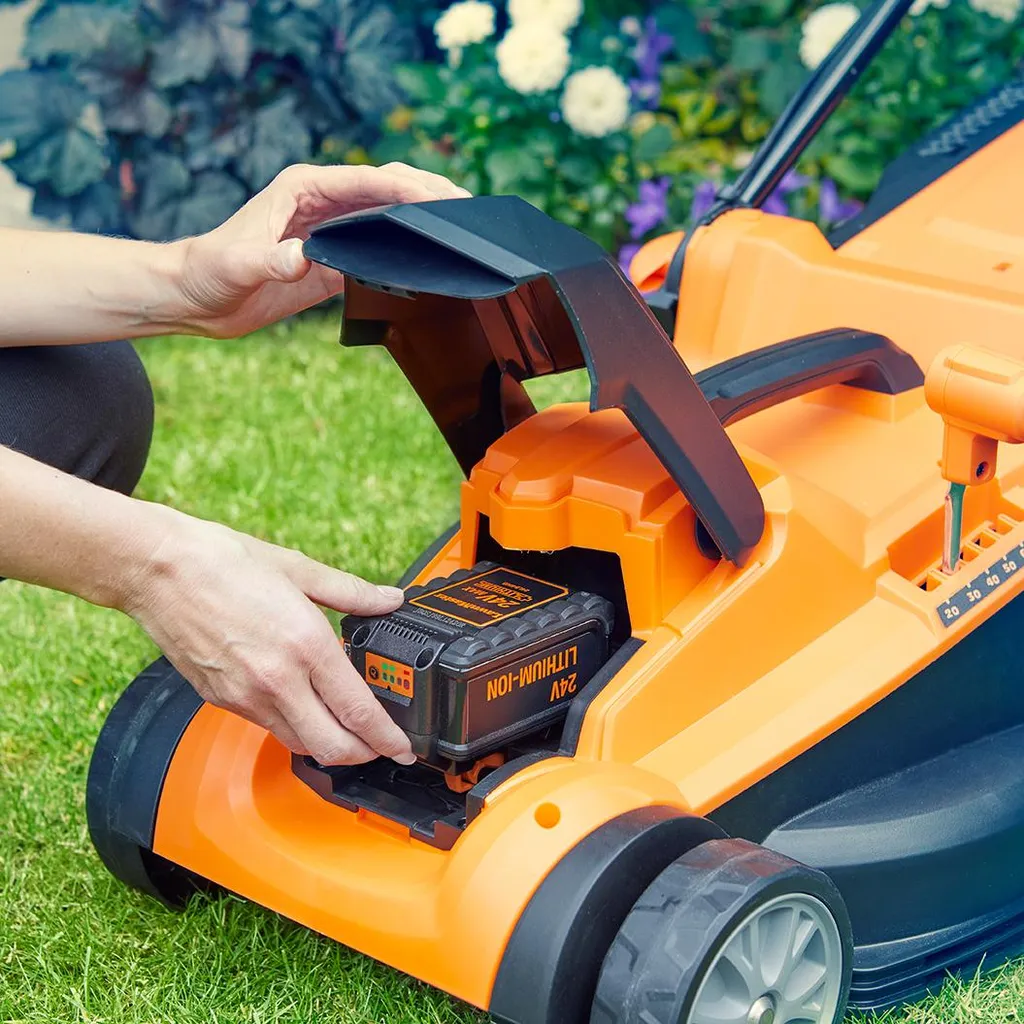 Tondeuse à gazon sans fil LawnMaster CLMF2437G 24V avec 2 batteries 4Ah - 5