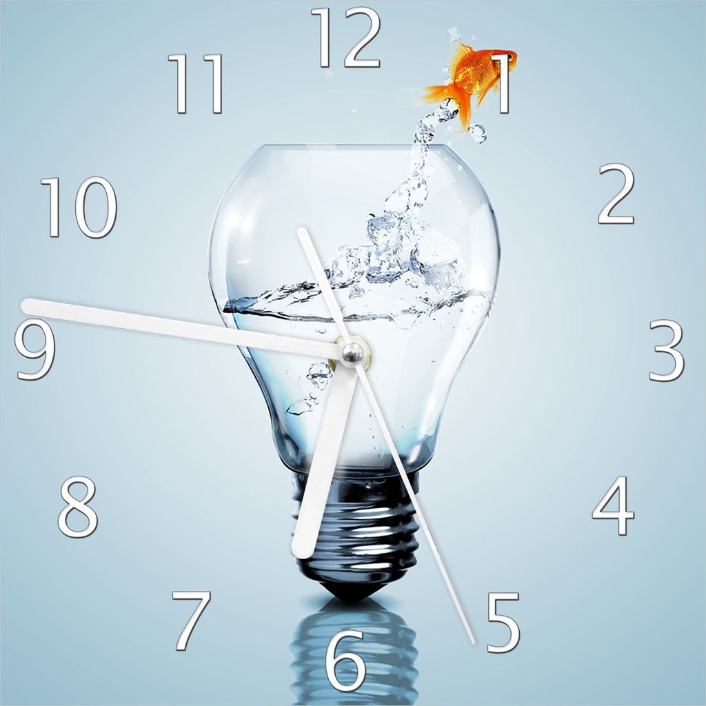 Wallario Design Wanduhr Goldfisch springt aus Aquarium aus Echtglas, Größe 20 x 20 cm