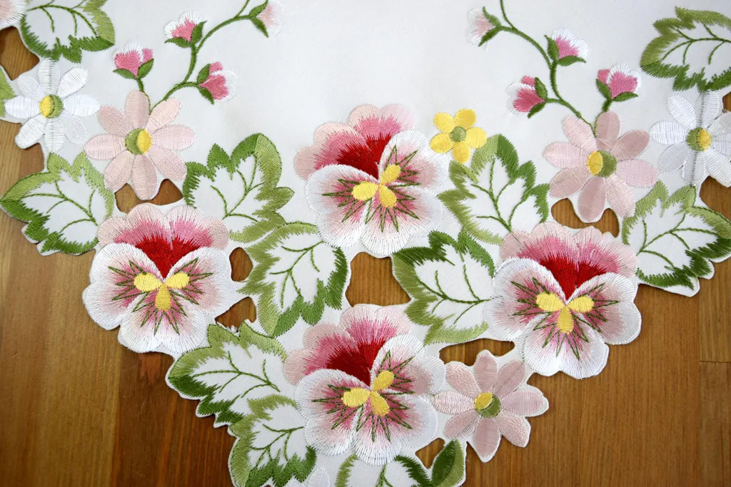 Petite nappe décorative 85x85 brodée pour table basse ou guéridon
