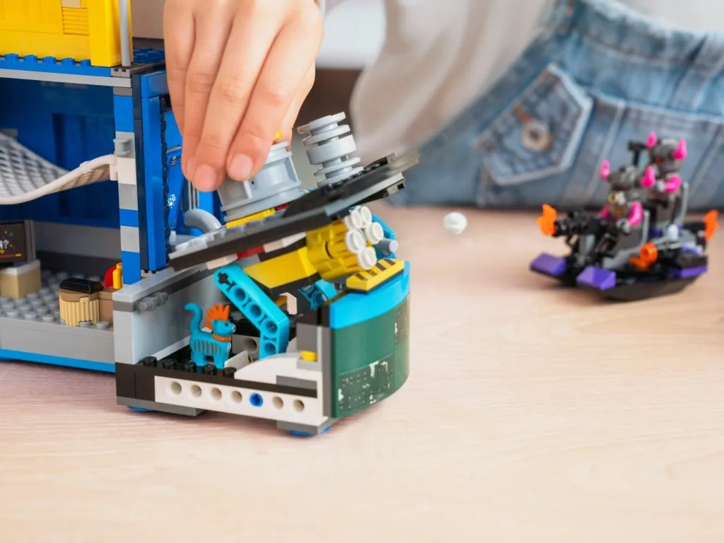 Base secrète LEGO Monkie Kid 80013 avec robot articulé