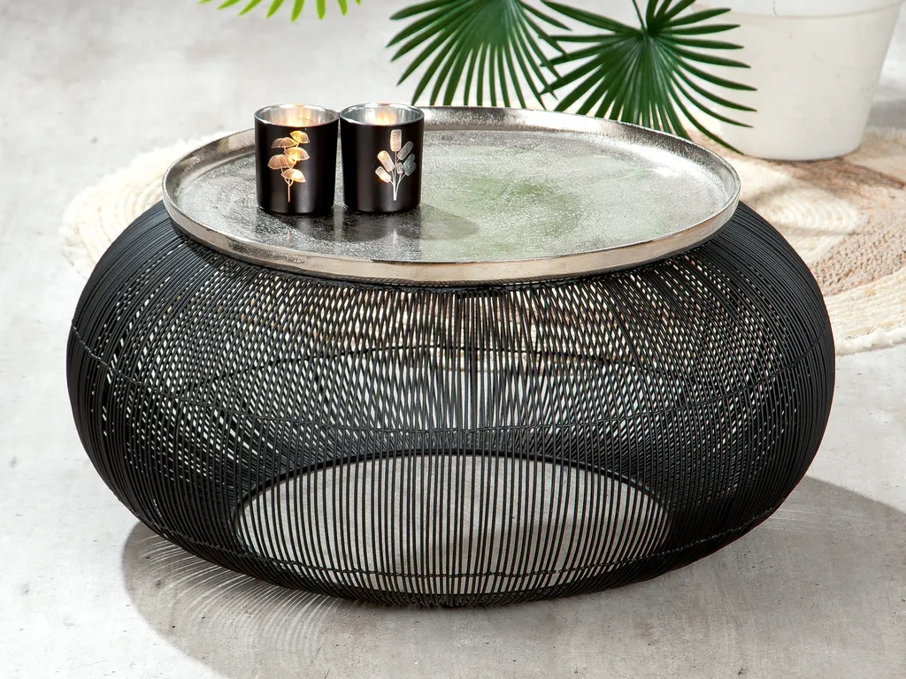 Table basse légère en métal pour optimiser l'espace du salon