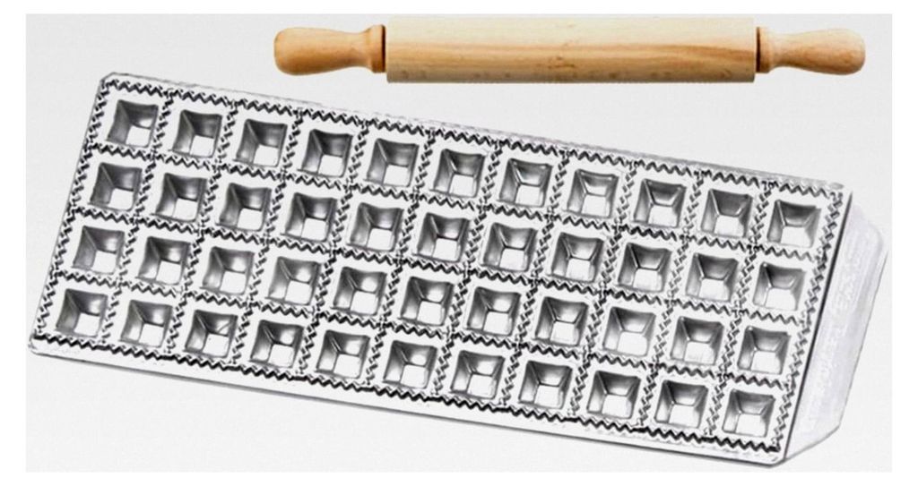GOBEL | Form für 44 Ravioli mit Rolle | Tiefgezogenes Aluminium und emaillierte Stahlbasis mit Gummifüßen | Küchenwerkzeug | 29x10,5x1 cm