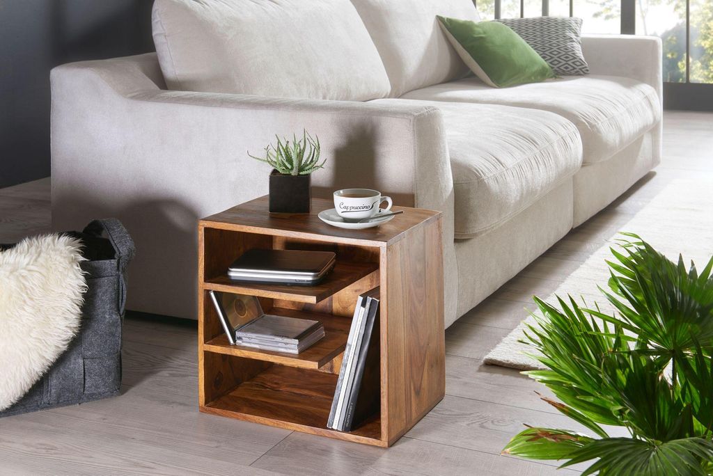 Beistelltisch Sheesham Massivholz 43x43x30cm mit offenen Fächern, Gesamtansicht neben beigem Sofa.