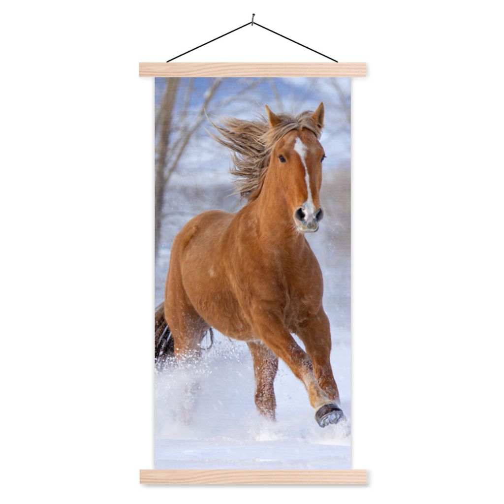 MuchoWow Textilposter Pferd - Schnee - Braun 40x80 cm mit holzfarbenen Rahmen - Wohnzimmer