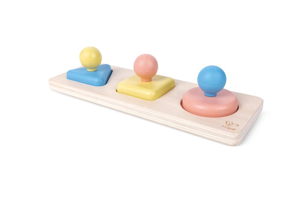 Montessori-Grundformen auf einer Tafel mit einem Spiegel