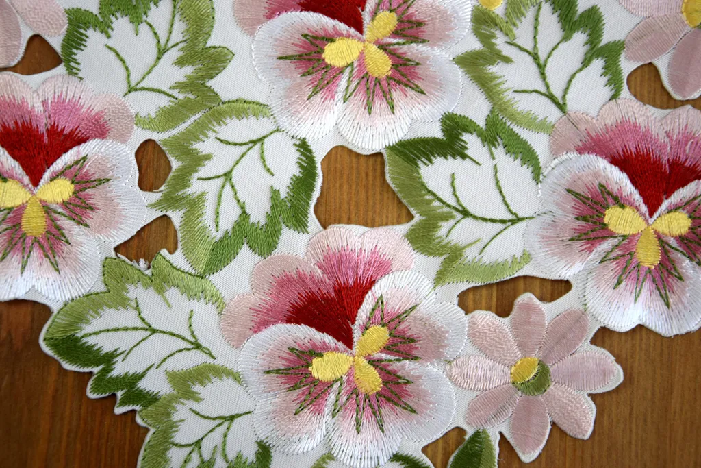 Petite nappe décorative 85x85 brodée pour table basse ou guéridon