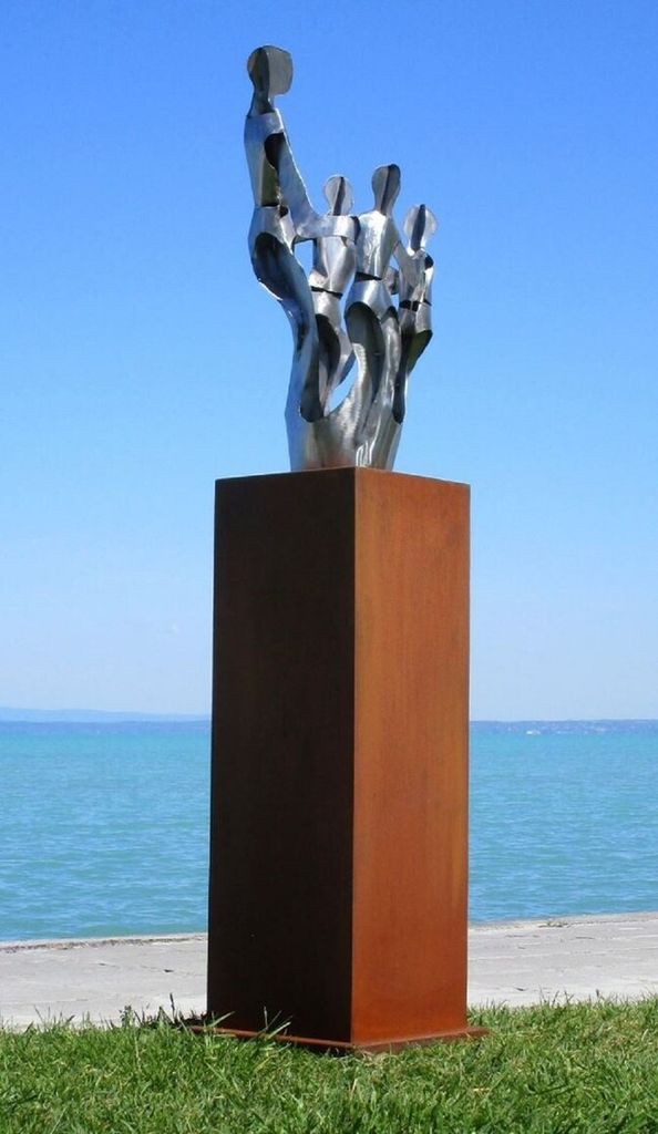 Casa Padrino XXL Garten Deko Metall Skulptur Freunde auf Säule Silber / Rost H. 182 cm