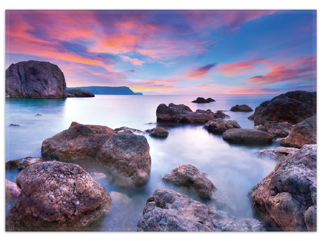 Wallario Premium Teppich, Größe 50 x 70 cm, Seelandschaft in blau und rot mit großen Felsen