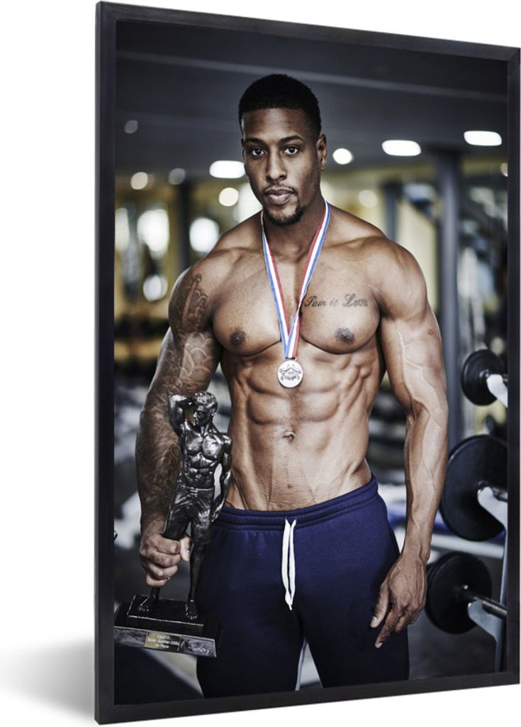MuchoWow Gerahmtes Poster Ein muskulöser Mann mit einer Medaille 60x90 cm - Poster mit Schwarzem Bilderrahmen Wandposter Rahmen Foto Bilder - Kunst