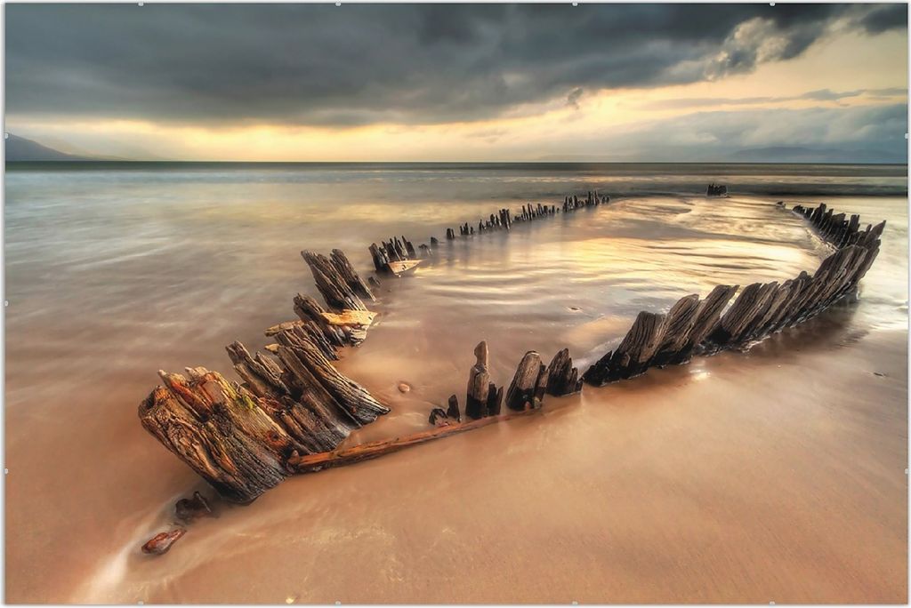 Wallario Wandbild Bootswrack in Irland am Strand, Größe: 61 x 91,5 cm, Poster mit rahmenlosen Bildhalter
