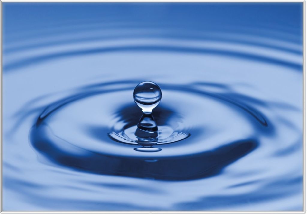Wallario Wandbild Wassertropfen im blauen Wasser, Größe: 70,30 x 100,30 cm, Poster mit weißem Kunststoffrahmen