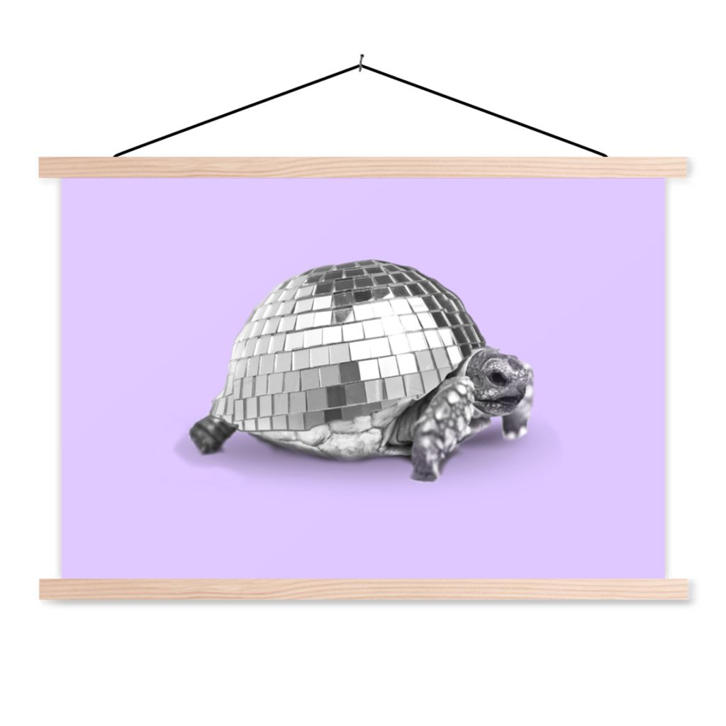 MuchoWow Textilposter Schildkröte - Discokugel - Disco - Tier - Lila 60x40 cm mit holzfarbenen Rahmen - Bilder