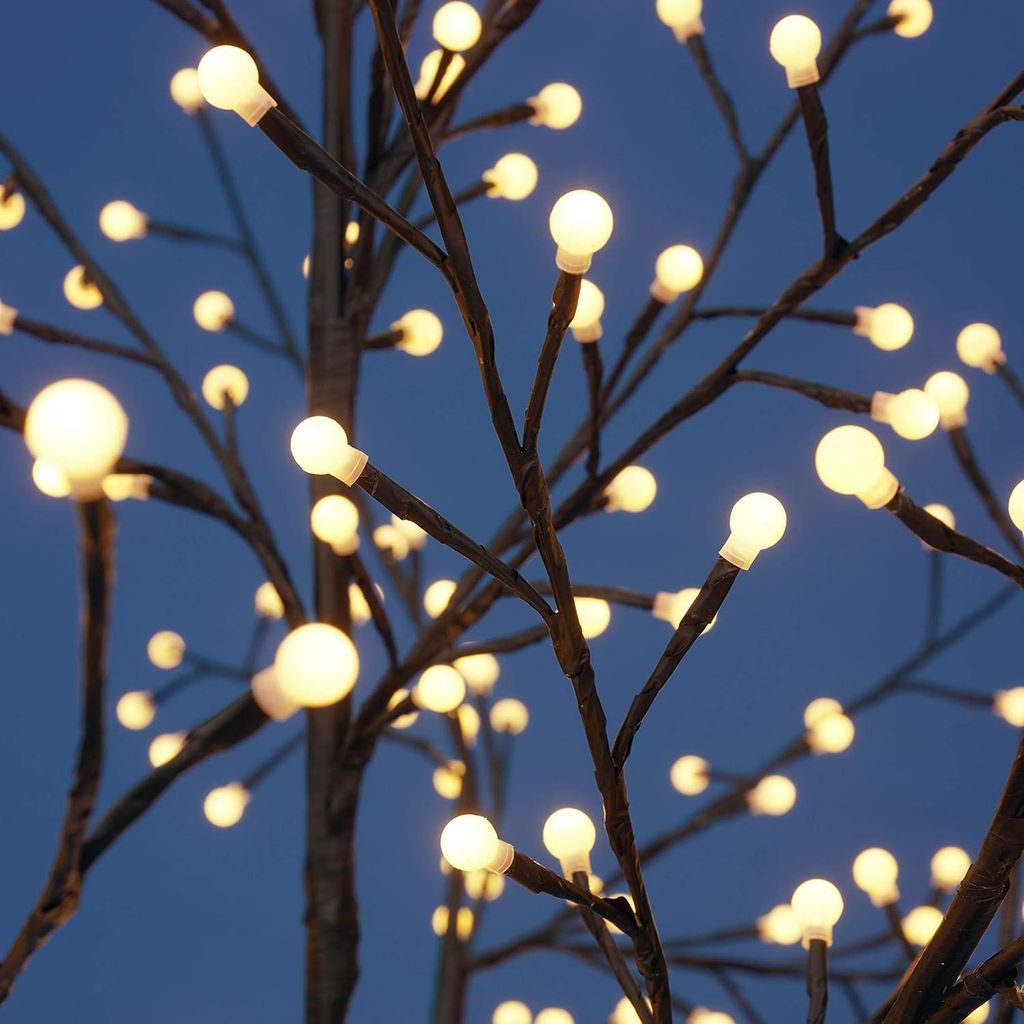 LED Lichterbaum mit 500 warm-weißen Lichtern beleuchtet