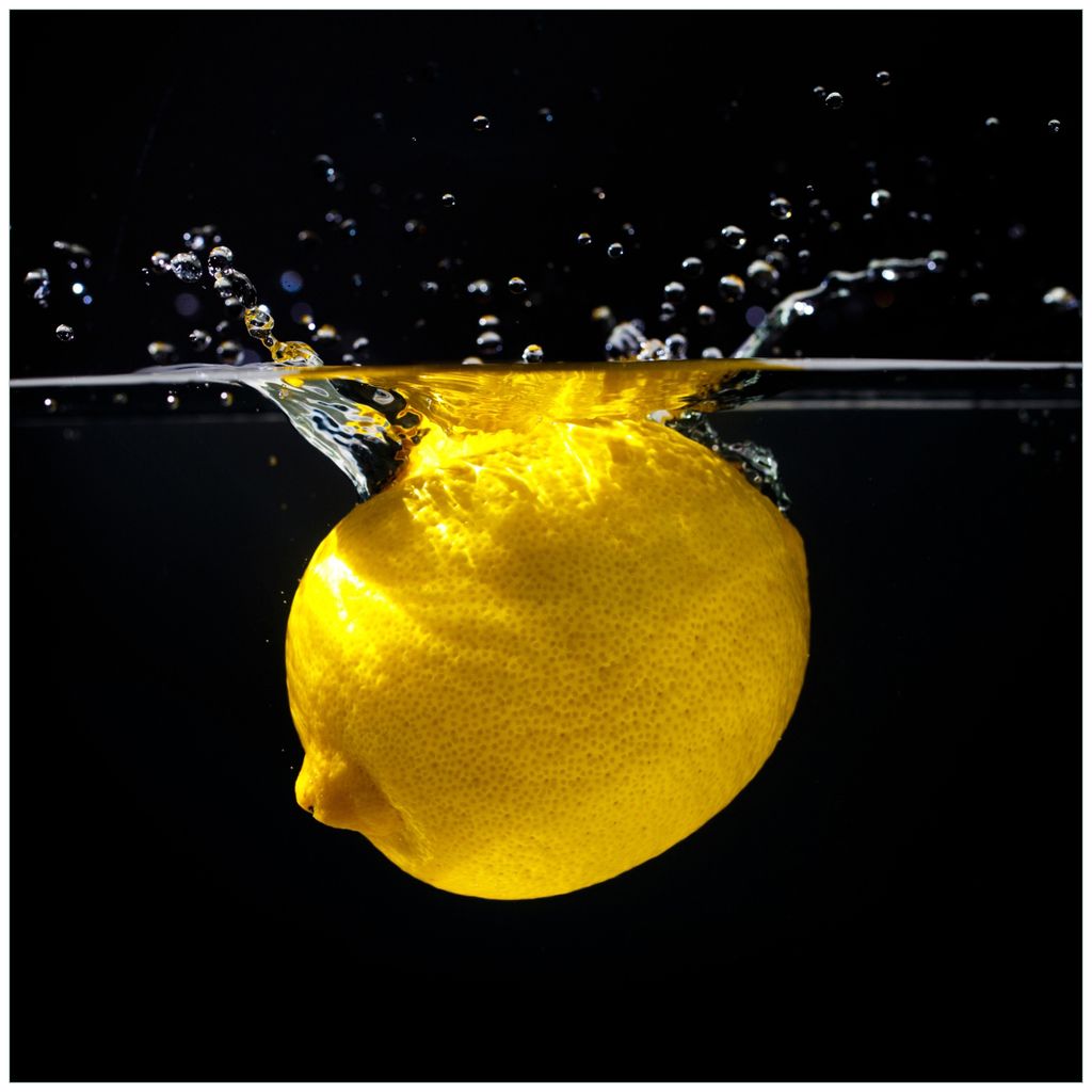 Wallario Möbeldesign / Aufkleber, geeignet für Ikea Lack Tisch - Zitrone im Wasser - Frisches Obst für die Küche in 55 x 55 cm