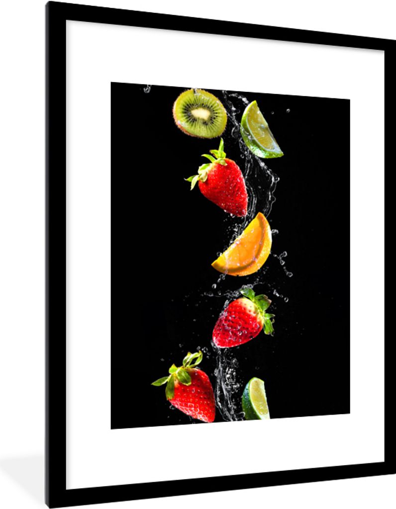 MuchoWow Gerahmtes Poster Obst - Wasser - Schwarz - Stillleben Erdbeere - Kiwi 60x80 cm - Poster mit Schwarzem Bilderrahmen Wandposter Rahmen Fot...