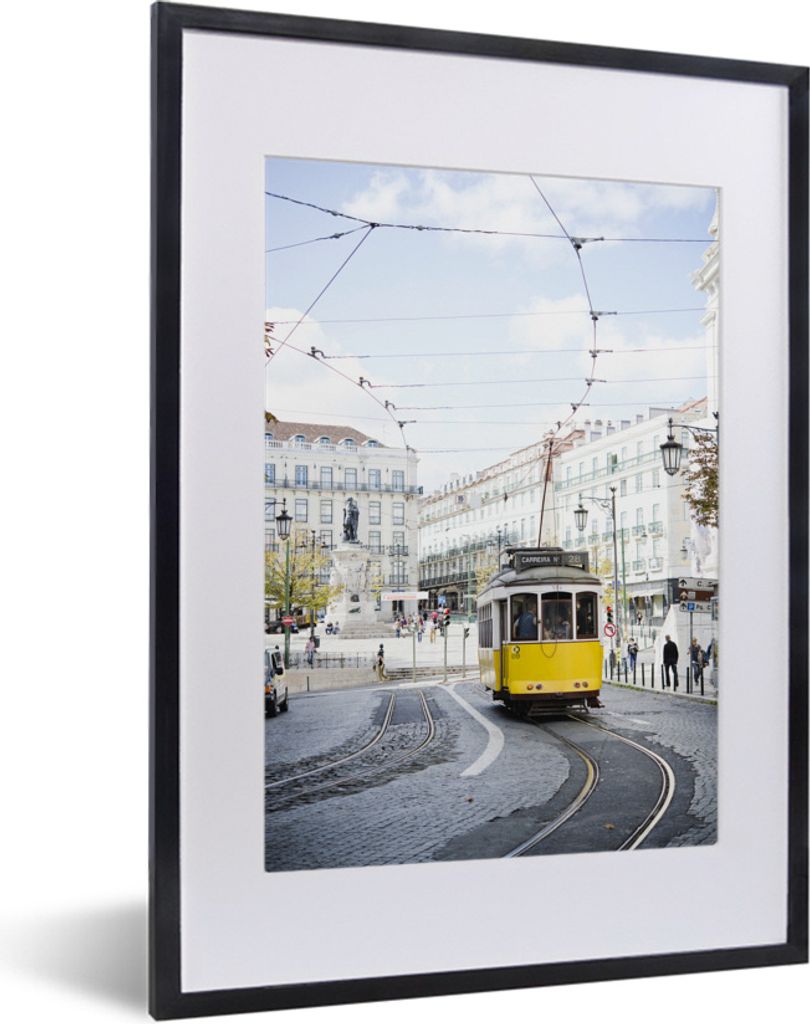 MuchoWow MuchoWow Gerahmtes Poster Eine gelbe Straßenbahn mit einer Seilbahn fährt durch Lissabon 30x40 cm - Poster mit zchwarzem Bilderrahme...